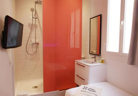 Chic & Basic Tallers Hostal