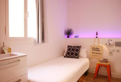 Chic & Basic Tallers Hostal