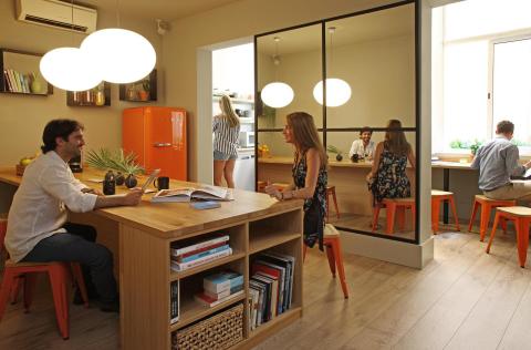 Chic & Basic Tallers Hostal